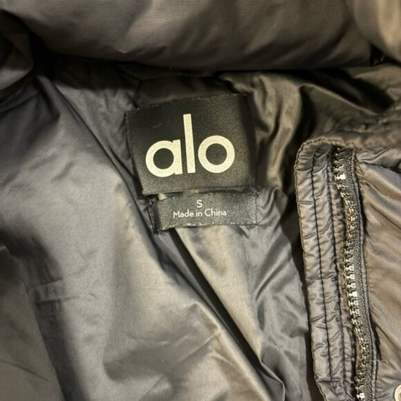 ALO Yoga Charcoal Puffer Jacket - Picture 5 of 5